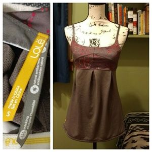 Workout top with built-in shelf bra